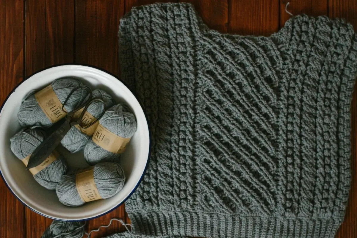 Hvordan strikker man en trøje? 9 tips til at komme godt i gang